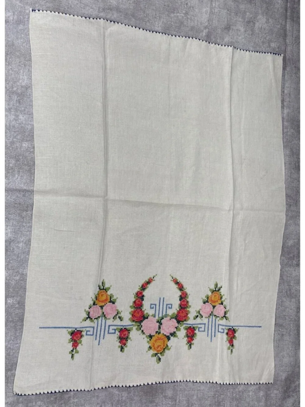Embroidered Floral Linen Finger Towel Handmade 19" x 14" Delicate Stitching Vtg - Picture 2 of 10